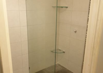 Frameless shower screen and glass shelves installed in Trott Park
